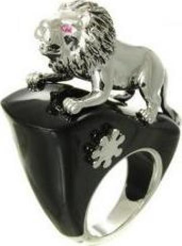 Inel din argint cu rasina neagra si figurina leu de la Argintarie.ro