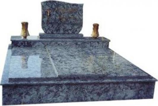 Monumente si pierte funerare din granit