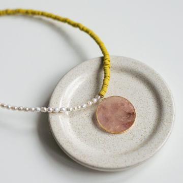 Colier cu perle de cultura si medalion de cuart roz de la Raw Jewellery Srl