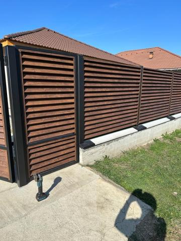 Gard metalic imitatie lemn de la Dika Stil Studio Srl
