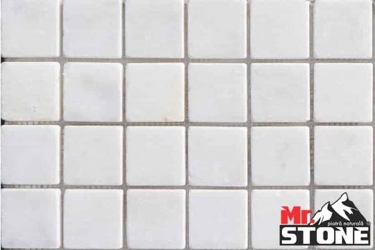Marmura Mozaic White tumbled 4,8 x 4,8 x 1cm de la Antique Stone Srl