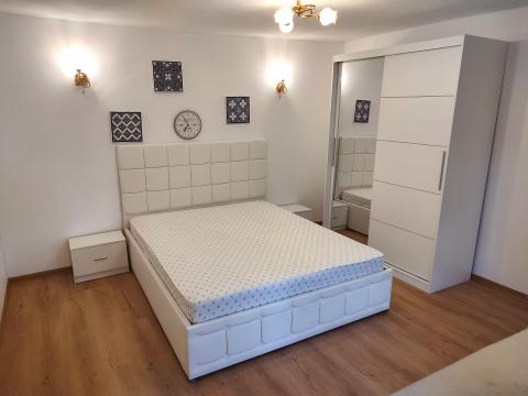 Set dormitor Regal cu pat tapitat alb din piele ecologica