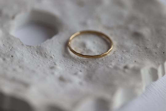 Inel aur filat minimalist de la Raw Jewellery Srl