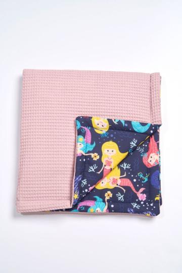 Paturica pufoasa cu printuri vesele pentru bebe - Sirene de la Andreeatex