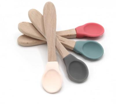 Lingurita cu maner din lemn si varf rotunjit din silicon de la Montana Imobiliare Srl