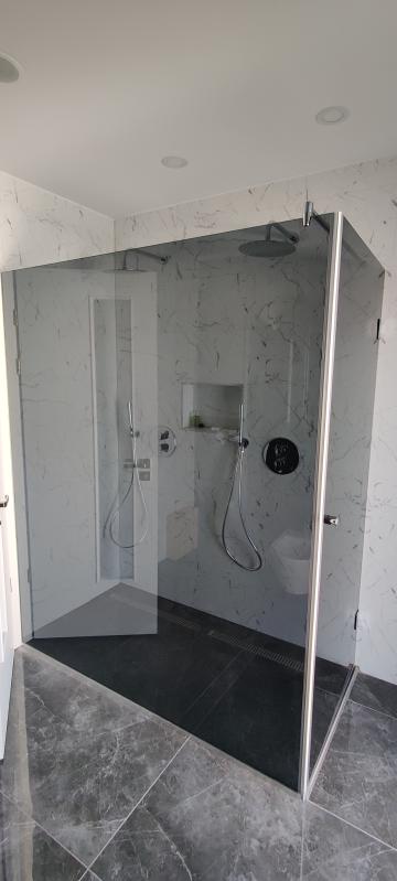 Cabina dus cu usa batanta de la Glass & Fittings Srl.